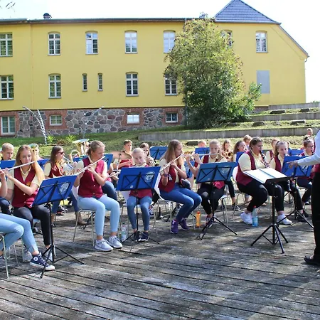 Gutshaus Mit Seeblick - Oekologisch & Nachhaltig Lubow